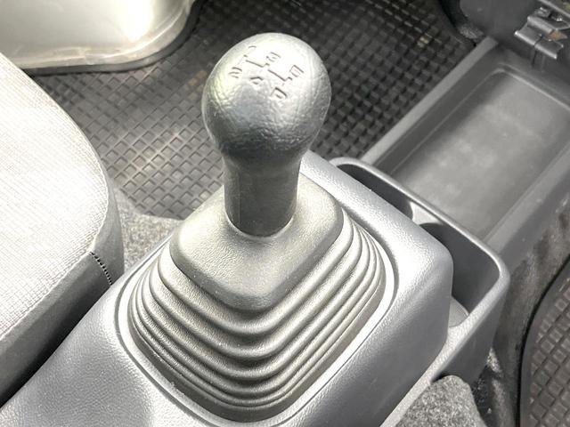 キャリイトラック ＫＣ　禁煙車　ＭＴ車　ＡＭ／ＦＭ　シガーライター　ヘッドライトレベライザー　サンバイザー　マッドガード　アシストグリップ（5枚目）
