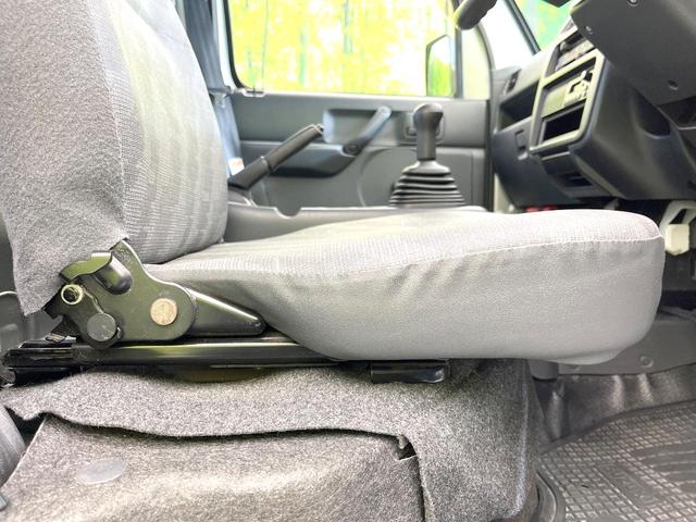 キャリイトラック ＫＣ　禁煙車　ＭＴ車　ＡＭ／ＦＭ　シガーライター　ヘッドライトレベライザー　サンバイザー　マッドガード　アシストグリップ（26枚目）