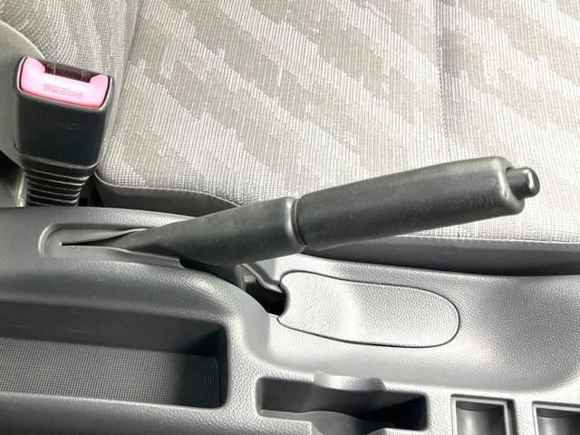 キャリイトラック ＫＣ　禁煙車　ＭＴ車　ＡＭ／ＦＭ　シガーライター　ヘッドライトレベライザー　サンバイザー　マッドガード　アシストグリップ（28枚目）