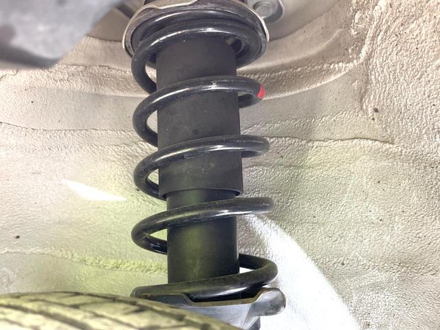 キャリイトラック ＫＣ　禁煙車　ＭＴ車　ＡＭ／ＦＭ　シガーライター　ヘッドライトレベライザー　サンバイザー　マッドガード　アシストグリップ（33枚目）