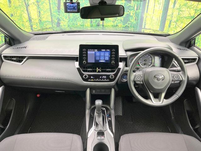 カローラクロス ハイブリッド　Ｇ　禁煙車　純正ディスプレイ　バックモニター　セーフティセンス　レーダークルーズ　ＥＴＣ　Ｂｌｕｅｔｏｏｔｈ　ＬＥＤヘッド　オートライト　スマートキー　オートエアコン　シートリフター　バニティミラー（2枚目）