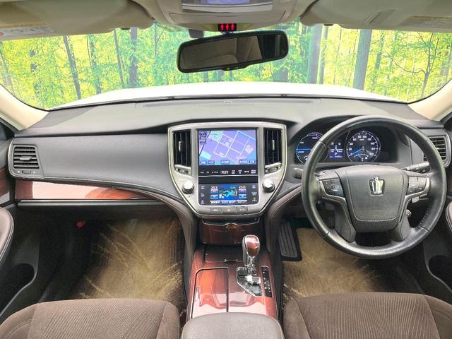 クラウンハイブリッド ロイヤルサルーン　禁煙車　純正８型ＨＤＤナビ　バックモニター　レーダークルーズコンロトロール　クリアランスソナー　パワーシート　ＥＴＣ　スマートキー　ＨＩＤヘッド　オートライト　フォグ　電動格納ミラー　バニティミラー（2枚目）