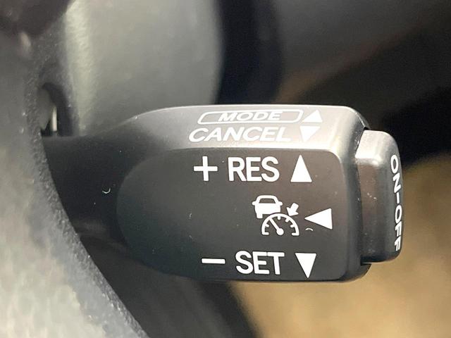 クラウンハイブリッド ロイヤルサルーン　禁煙車　純正８型ＨＤＤナビ　バックモニター　レーダークルーズコンロトロール　クリアランスソナー　パワーシート　ＥＴＣ　スマートキー　ＨＩＤヘッド　オートライト　フォグ　電動格納ミラー　バニティミラー（5枚目）