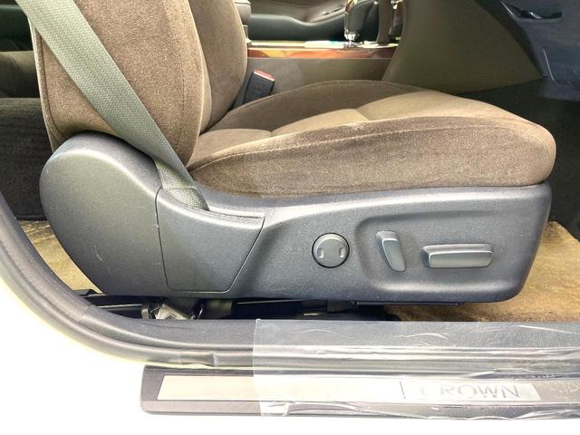 クラウンハイブリッド ロイヤルサルーン　禁煙車　純正８型ＨＤＤナビ　バックモニター　レーダークルーズコンロトロール　クリアランスソナー　パワーシート　ＥＴＣ　スマートキー　ＨＩＤヘッド　オートライト　フォグ　電動格納ミラー　バニティミラー（6枚目）