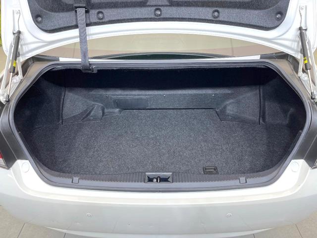 クラウンハイブリッド ロイヤルサルーン　禁煙車　純正８型ＨＤＤナビ　バックモニター　レーダークルーズコンロトロール　クリアランスソナー　パワーシート　ＥＴＣ　スマートキー　ＨＩＤヘッド　オートライト　フォグ　電動格納ミラー　バニティミラー（10枚目）