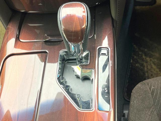 クラウンハイブリッド ロイヤルサルーン　禁煙車　純正８型ＨＤＤナビ　バックモニター　レーダークルーズコンロトロール　クリアランスソナー　パワーシート　ＥＴＣ　スマートキー　ＨＩＤヘッド　オートライト　フォグ　電動格納ミラー　バニティミラー（21枚目）