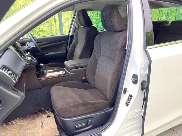 クラウンハイブリッド ロイヤルサルーン　禁煙車　純正８型ＨＤＤナビ　バックモニター　レーダークルーズコンロトロール　クリアランスソナー　パワーシート　ＥＴＣ　スマートキー　ＨＩＤヘッド　オートライト　フォグ　電動格納ミラー　バニティミラー（30枚目）