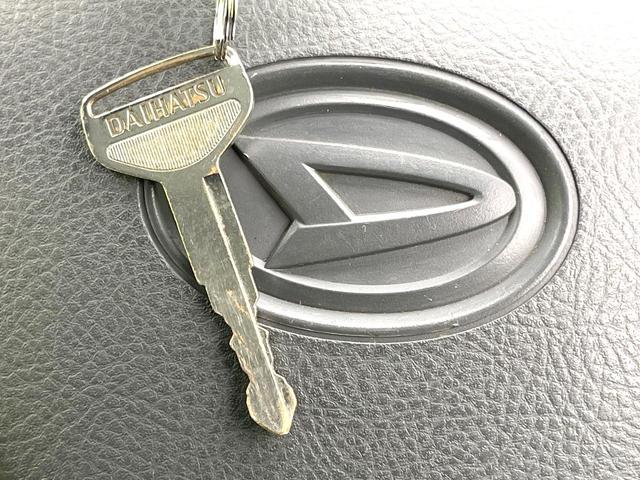 ハイゼットカーゴ デッキバンＧ　禁煙車　オーディオ　ＭＴ車　ドラレコ　ヘッドライトレベライザー　プライバシーガラス　スライドドア　パワーウィンドウ　ドアポケット（42枚目）