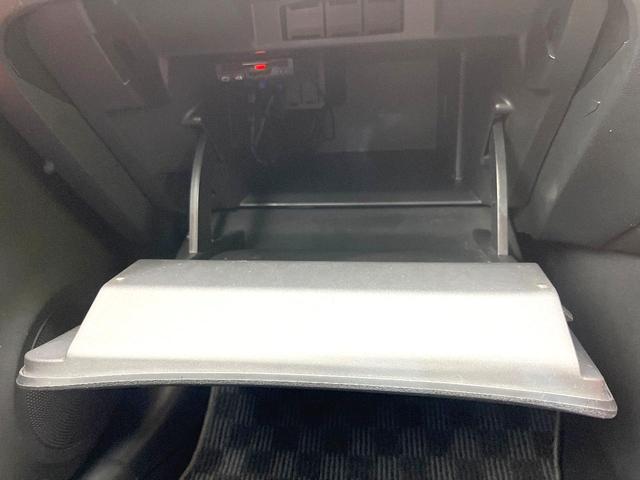 ジューク １５ＲＸ　タイプＶ　純正ナビ　バックカメラ　禁煙車　スマートキー　ＥＴＣ　ドラレコ　ＨＩＤヘッドライト　オートエアコン　オートライト　１７インチＡＷ　ＣＤ／ＤＶＤ再生　Ｂｌｕｅｔｏｏｔｈ再生（44枚目）