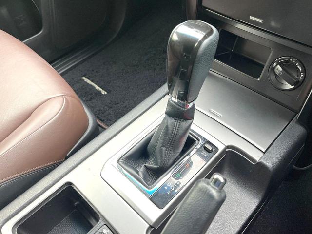 ランドクルーザープラド TX Lパッケージ・G-フロンティア 禁煙車 メーカーナビ フロント・サイド・バックカメラ クルコン パワーシート 赤茶レザーシート 3列シート ETC LEDヘッド ヘッドライトウォッシャー オートライト オートエアコン スマートキー(21枚目)