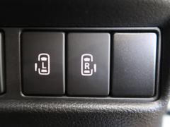 【問合せ：０７４９-２７-４９０７】【両側パワースライドドア】スマートキーや運転席のスイッチで後席両側スライドドアの開閉が可能♪電動だから力を入れてドアを開ける必要が無く、簡単に開け閉めできます。 7