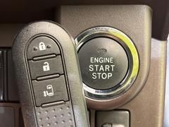 【スマートキー】カバンやポケットに入れたままでもドアの施錠・解錠が可能なスマートキーを装備。エンジンのオン・オフ時もカギを取り出す必要が無いからとっても便利です♪ 6