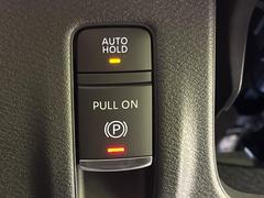 【電動パーキングブレーキ】パーキングブレーキは便利な電動式！ボタン一つで操作でき、アクセルを踏めば自動で解除されます♪レバーやペダルが無いので運転席廻りもすっきりしますね♪ 7