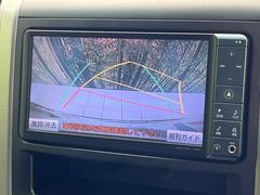 【バックカメラ】駐車時に後方がリアルタイム映像で確認できます。大型商業施設や立体駐車場での駐車時や、夜間のバック時に大活躍！運転スキルに関わらず、今や必須となった装備のひとつです！ 3