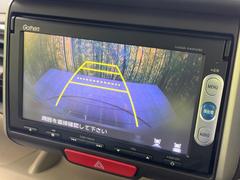 【バックカメラ】駐車時に後方がリアルタイム映像で確認できます。大型商業施設や立体駐車場での駐車時や、夜間のバック時に大活躍！運転スキルに関わらず、今や必須となった装備のひとつです！ 4