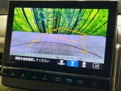 【バックカメラ】駐車時に後方がリアルタイム映像で確認できます。大型商業施設や立体駐車場での駐車時や、夜間のバック時に大活躍！運転スキルに関わらず、今や必須となった装備のひとつです！ 5