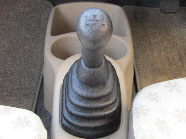 F 1年保証付 車検R4年11月迄 走行8千km 5速マニュアル車 盗難防止システム キーレス CD再生 パワーウィンドウ パワーステアリング 運転席・助手席エアバック エアコン(10枚目)