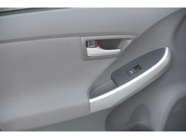 プリウス Ｓ　ワンオーナー禁煙車ナビ走行３万キロ台（17枚目）