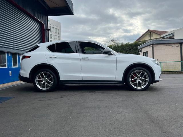 ステルヴィオ ファーストエディション　４００台限定車／ターボ／２８０ＰＳ／ｈａｒｍａｎｋａｒｄｏｎサウンド／茶レザーシート／パワーバックドア／シートヒーター／ディスプレイオーディオ／バックカメラ／前後ドラレコ（7枚目）