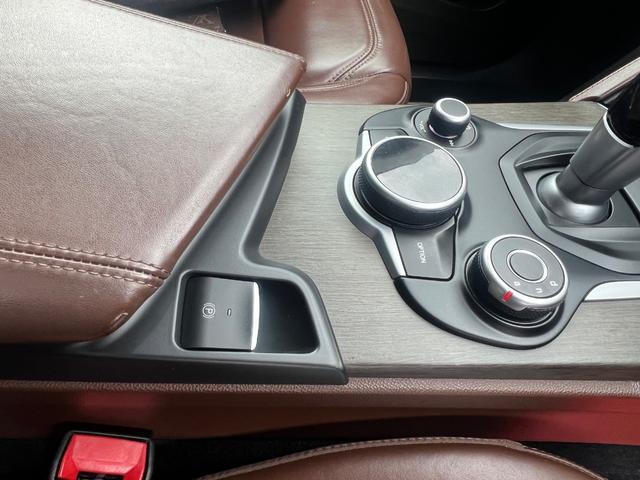 ステルヴィオ ファーストエディション　４００台限定車／ターボ／２８０ＰＳ／ｈａｒｍａｎｋａｒｄｏｎサウンド／茶レザーシート／パワーバックドア／シートヒーター／ディスプレイオーディオ／バックカメラ／前後ドラレコ（30枚目）