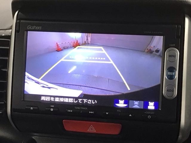 リバースギアに入れるだけで後方の表示へ切り替わります。夜間や雨の日の駐車も楽になりますよ。