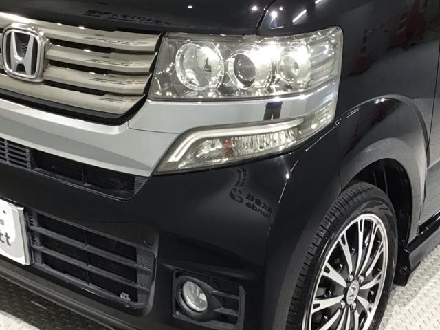 ディスチャージヘッドライト搭載でしっかり明るく照らしてくれるので、夜間走行や不慣れな道でも安心です。