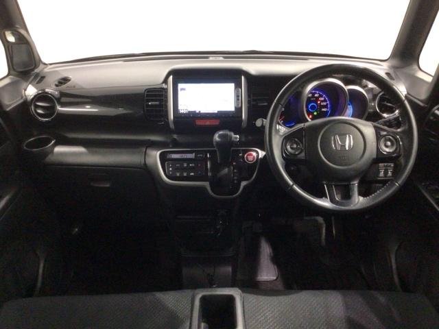 使いやすいレイアウトのダッシュボード周辺です。オートエアコンや小物入れなど嬉しい装備が満載です。