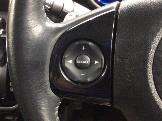 ステアリングにオーディオ操作スイッチが付いています。オーディオ画面に直接タッチしなくても操作が出来ますので、運転に集中できます。