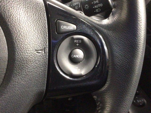 クルーズコントロールを装備しています。高速道路などで一定の速度で走ってくれるので運転が楽ですよ！速度を設定できますので、スピードの出しすぎにも注意できます。