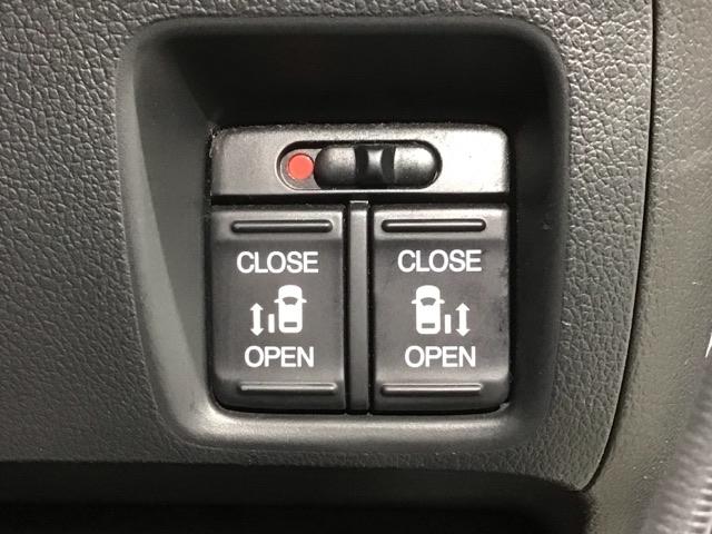 左右両側パワースライドドアが付いています。ワンタッチで簡単にお子様でも、お年寄りの方でも、開閉できますからとても便利です。キーレスや車内スイッチでも自動でドアの開閉ができます。