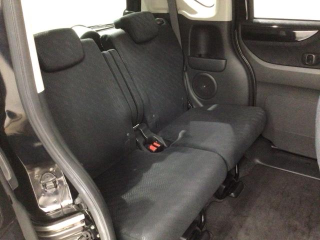 後席も余裕の広さ！ゆったりくつろげます！！