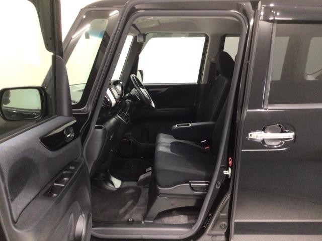 専門業者にて内外装のクリーニングを実施しております！