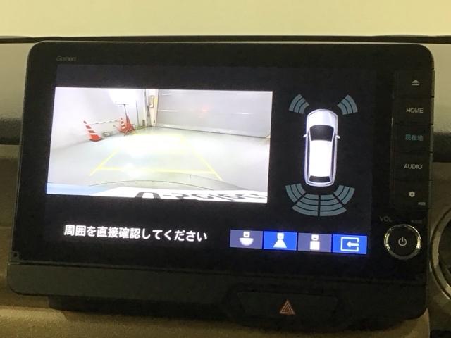 リバースギアに入れるだけで後方の表示へ切り替わります。夜間や雨の日の駐車も楽になりますよ。