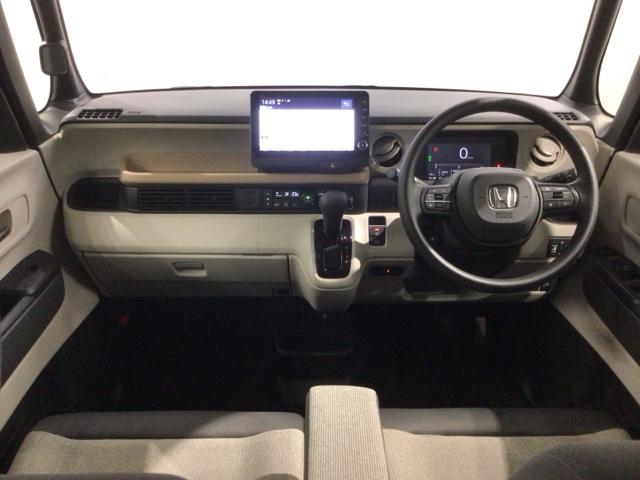 使いやすいレイアウトのダッシュボード周辺です。オートエアコンや小物入れなど嬉しい装備が満載です。