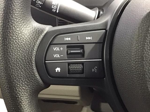 ステアリングにオーディオ操作スイッチが付いています。オーディオ画面に直接タッチしなくても操作が出来ますので、運転に集中できます。