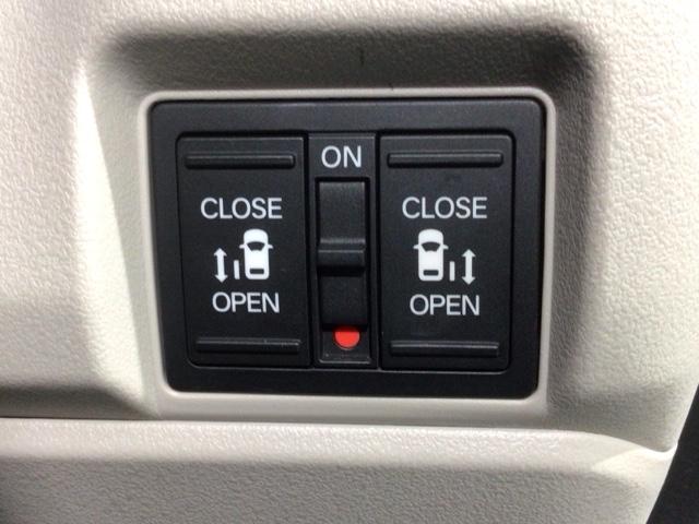 左右両側パワースライドドアが付いています。ワンタッチで簡単にお子様でも、お年寄りの方でも、開閉できますからとても便利です。キーレスや車内スイッチでも自動でドアの開閉ができます。