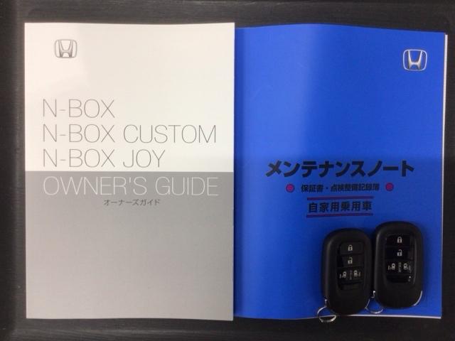 スマートキーは鍵をバッグに入れたままでもドアロックの開閉やエンジンのＯＮ・ＯＦＦができます。夜間や雨の日も鍵を探さなくて良いので便利です。