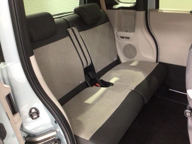 後席も余裕の広さ！ゆったりくつろげます！！