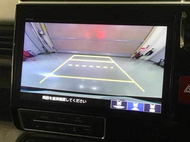 リバースギアに入れるだけで後方の表示へ切り替わります。夜間や雨の日の駐車も楽になりますよ。