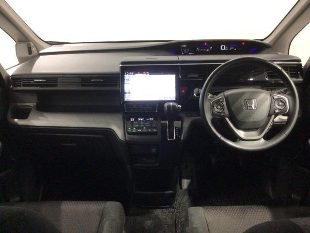 使いやすいレイアウトのダッシュボード周辺です。オートエアコンや小物入れなど嬉しい装備が満載です。