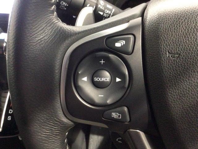 ステアリングにオーディオ操作スイッチが付いています。オーディオ画面に直接タッチしなくても操作が出来ますので、運転に集中できます。