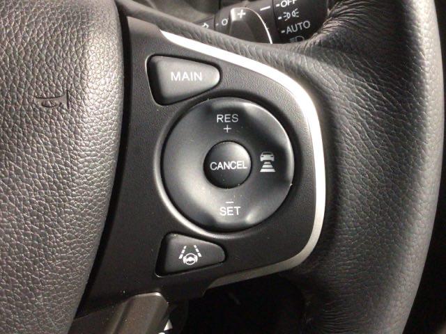 クルーズコントロールを装備しています。高速道路などで一定の速度で走ってくれるので運転が楽ですよ！速度を設定できますので、スピードの出しすぎにも注意できます。