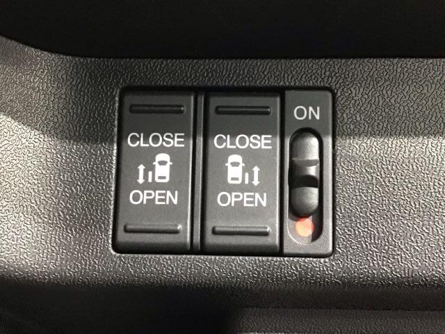 左右両側パワースライドドアが付いています。ワンタッチで簡単にお子様でも、お年寄りの方でも、開閉できますからとても便利です。キーレスや車内スイッチでも自動でドアの開閉ができます。