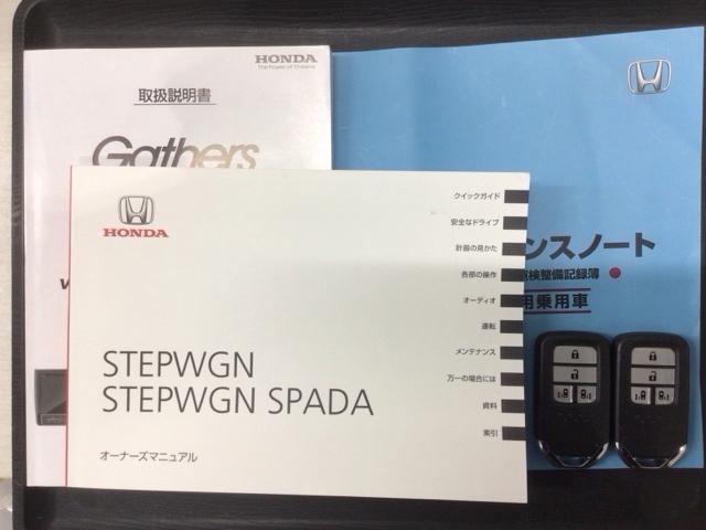 スマートキーは鍵をバッグに入れたままでもドアロックの開閉やエンジンのＯＮ・ＯＦＦができます。夜間や雨の日も鍵を探さなくて良いので便利です。