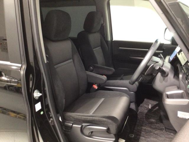 程よい硬さとホールド性が高くロングドライブも疲れにくいシートです。