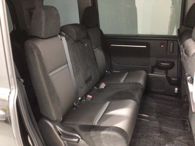 ２列目ベンチシートです。席に隔たりがないので、小さなお子様を乗せる場合にも距離が近く感じるので安心感があります。