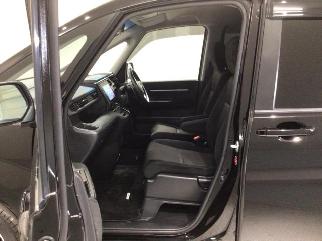 専門業者にて内外装のクリーニングを実施しております！