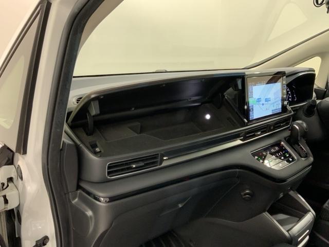 専門業者にて内外装のクリーニングを実施しております！