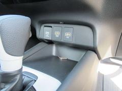 運転席と助手席の間にはアクセサリー電源や充電に便利なＵＳＢ端子が装備されています！ 7