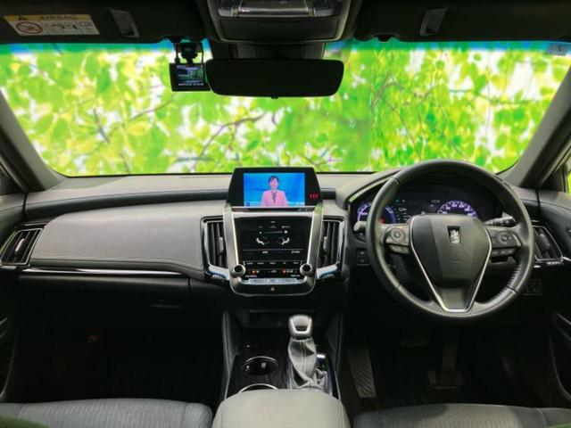 クラウンハイブリッド Ｓ　Ｃパッケージ　新品タイヤ／保証書／純正　８インチ　ＳＤナビ／トヨタセーフティセンス／シートヒーター　前席／車線逸脱防止支援システム／ドライブレコーダー　前後／ヘッドランプ　ＬＥＤ／ＵＳＢジャック　バックカメラ（6枚目）